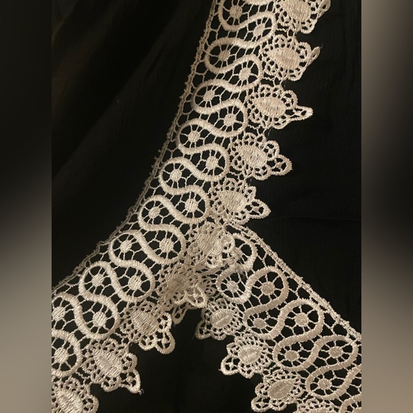 Beautiful Black & White Lace Romper. - Picture 4 of 4